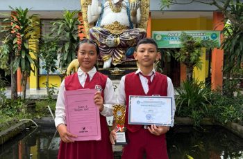 Juara 3 Busana Adat ke Pura HUT SMP Negeri 2 Semarapura